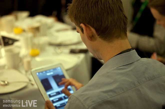 GALAXY Note 10.1과 스마트 TV의 AllShare기능을 통해 의견을 공유하는 참석자들