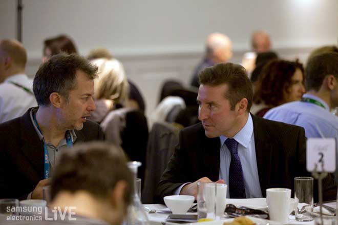 ‘미래의 TV’에 대해 토론을 하고 있는 참석자들