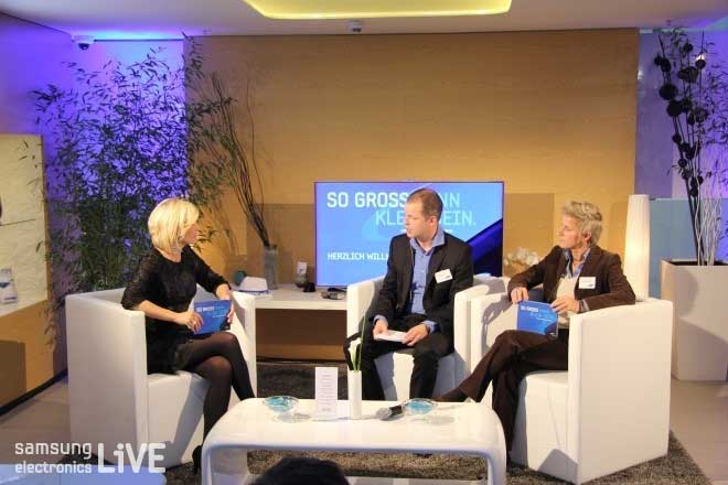 갤럭시 S3 mini에 대해 이야기 하는 모습