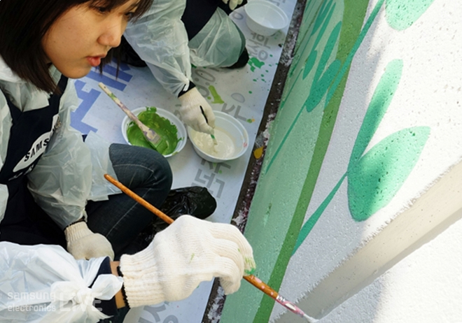 벽화를 그리는 봉사자들