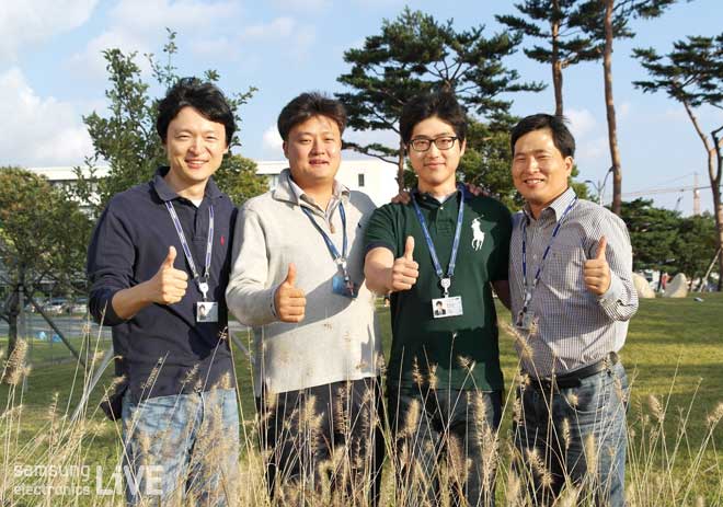 엄지를 치켜든 네 남성