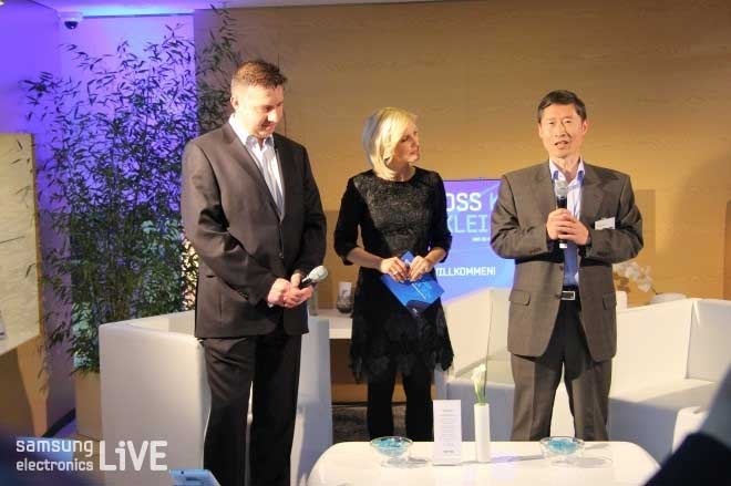 사회자가 Jennifer Knäble가 본격적으로 행사 진행을 시작하면서 SEG 법인장이신 이선우 전무님께서 인사의 말씀을 전하는 모습