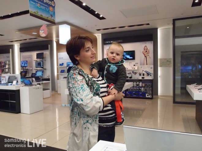 삼성 매장을 방문한 여성과 아기