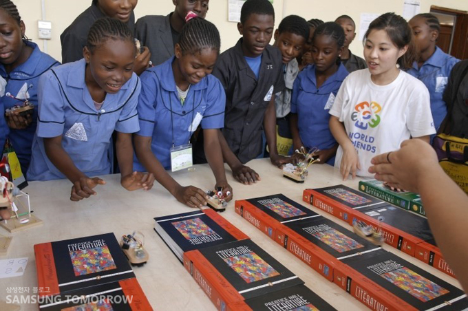 자동차 경주게임을 하는 학생들