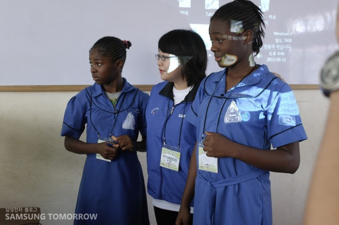 학생들과 자원봉사단