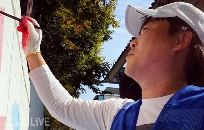 벽화그리는 남성