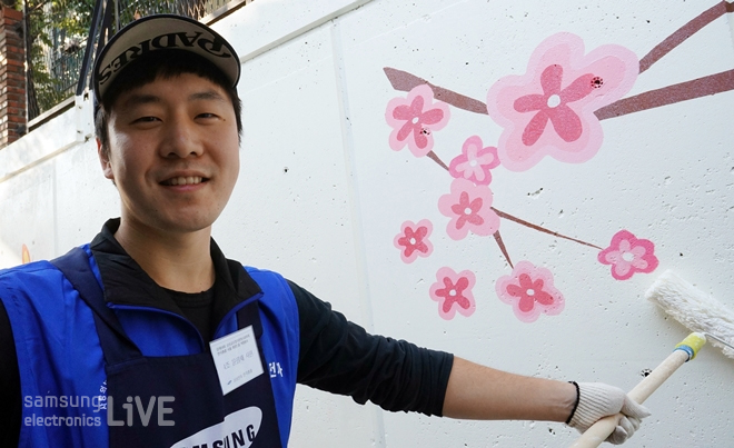 벽화를 그리는 자원봉사자