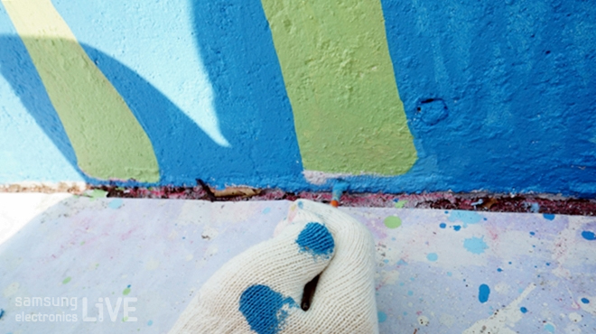 벽화를 칠하는 손