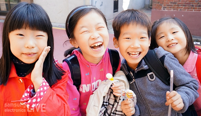 웃고 있는 아이들