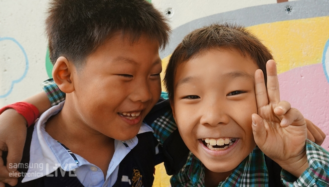 장난기 가득한 남자 어린이들