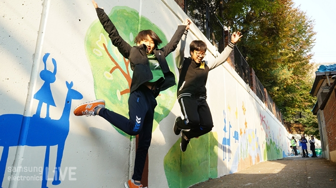 벽화앞에서 뛰는 아이들