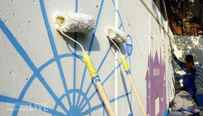 벽화를 그리고 있다