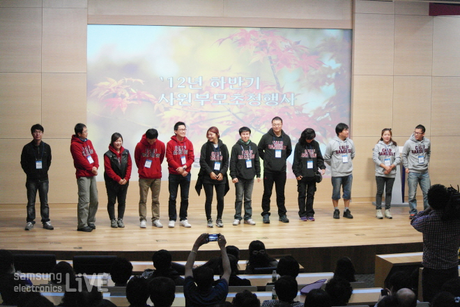 무대에 오른 사원들