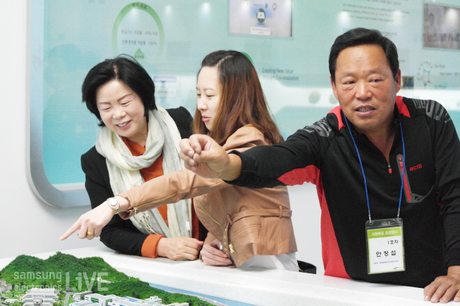 쇼룸 투어 중인 부모님