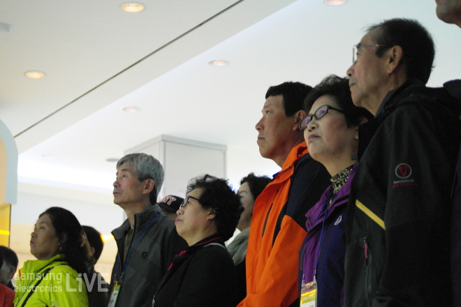 쇼룸 투어 중인 부모님