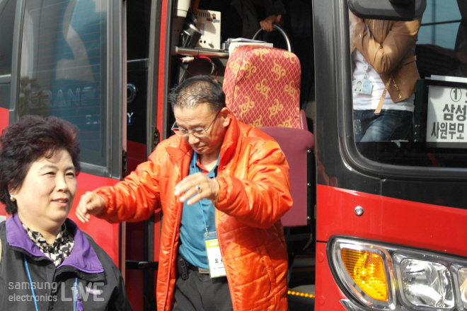 버스에서 내리는 부모님