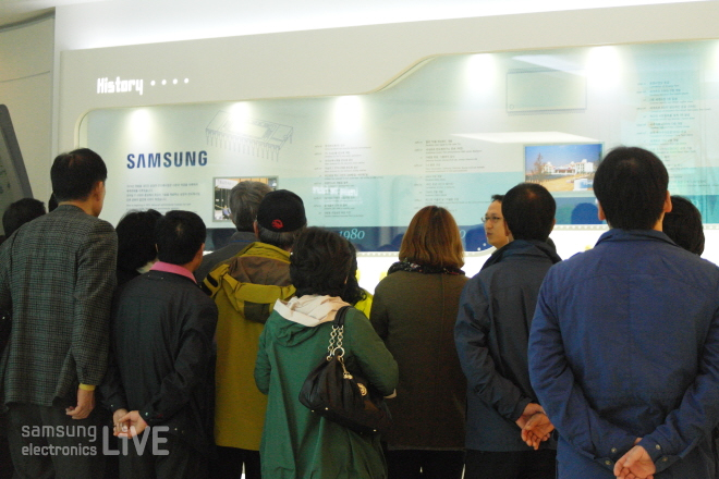 쇼룸 투어 중인 부모님