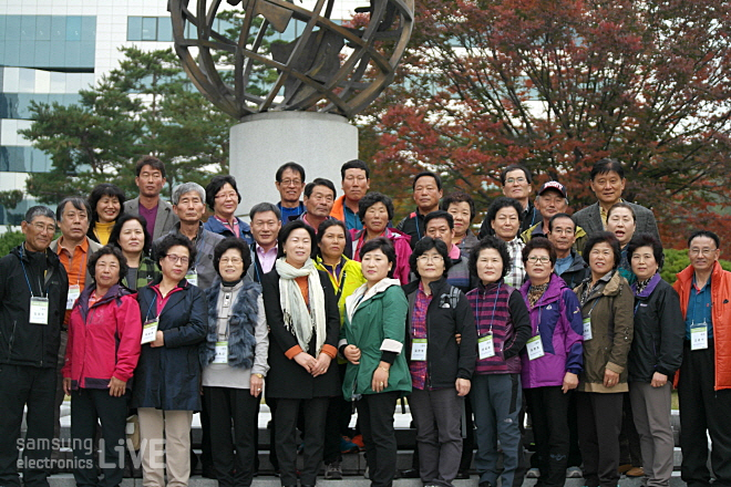 단체사진을 찍는 부모님들