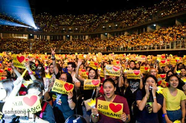 'STILL ♡ BIGBANG'이라고 적힌 플래카드를 든 태국팬들