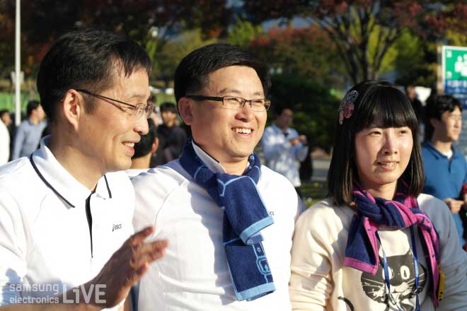 즐거워하는 직원들