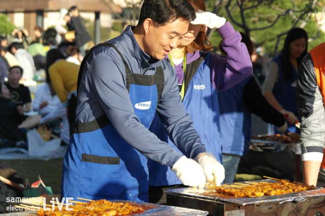 꼬치를 굽는 직원