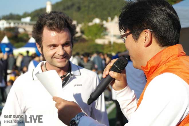 인터뷰를 하는 외국인 직원