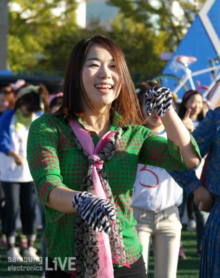 퍼포먼스를 보여주는 여직원