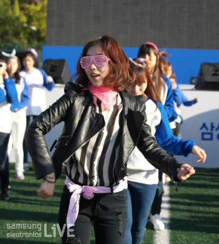 퍼포먼스를 보여주는 여직원