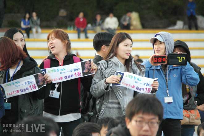 플랜카드를 들고 응원하는 직원들