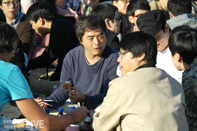 치킨을 먹는 직원들