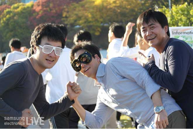 가면과 장난감 안경을 쓴 직원들