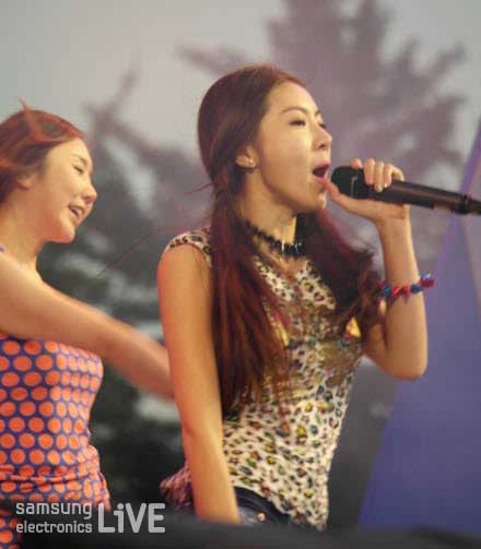 노래하는 여성 댄스팀