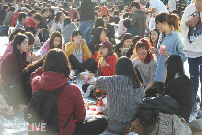 음식을 먹는 직원들