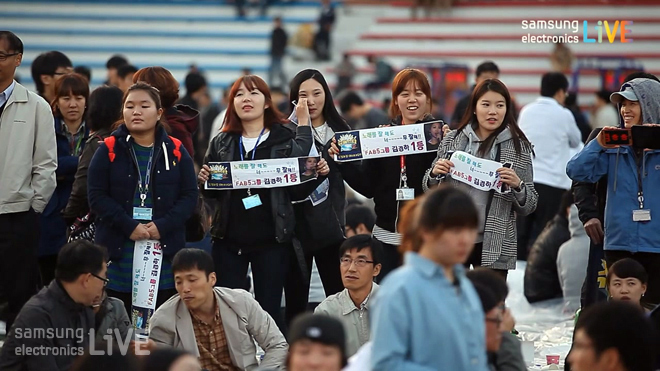 플랜카드를 들고 응원하는 여성들