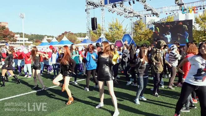 단체로 플래시몹을 하고 있다.