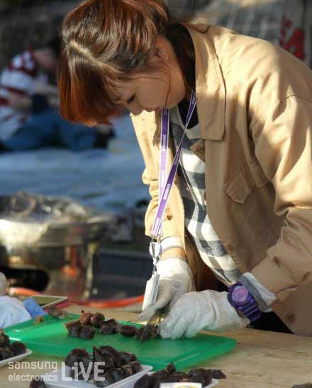 순대를 자르는 직원