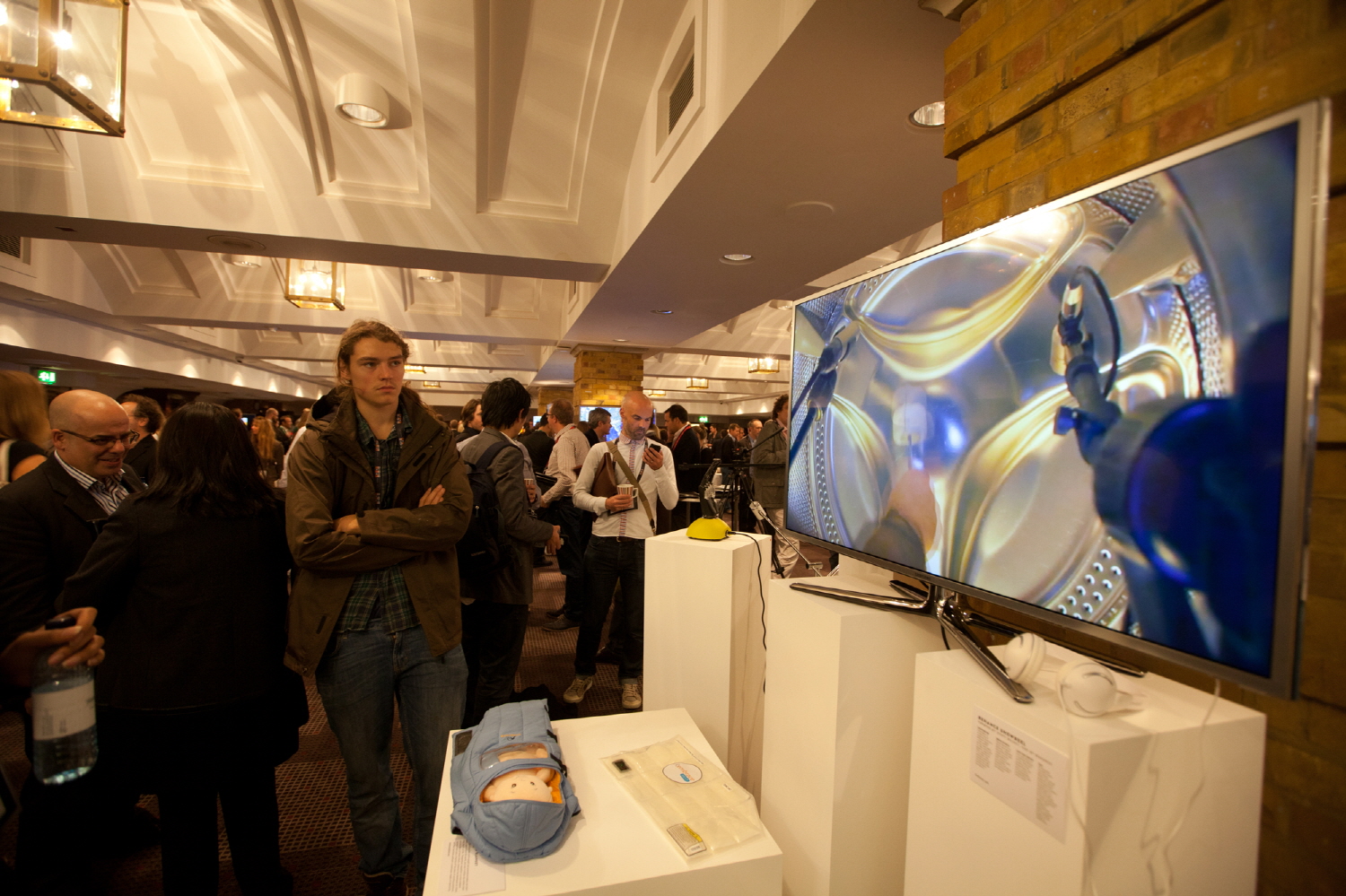 삼성 tv를 보는 남성