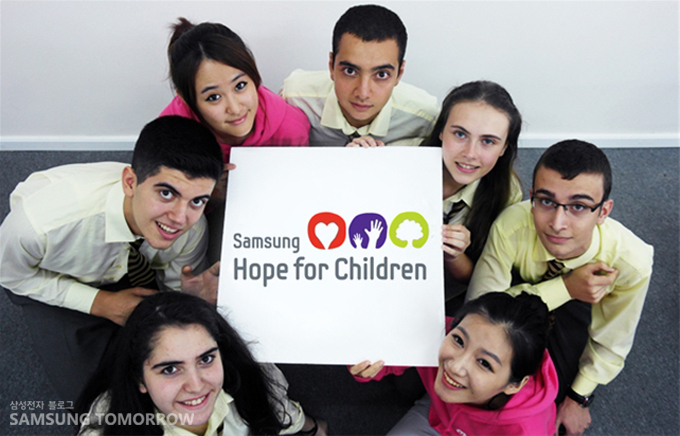 SAMSUNG HOPE FOR CHILDREN 플랜카드를 들고 있는 터키인들