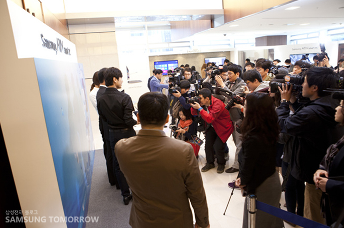 삼성전자 IT 솔루션 사업부 남성우 부사장과 모델들이 함께 하는 포토타임
