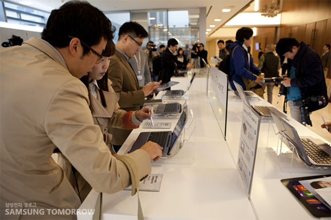 아티브 스마트 PC를 보는 사람들