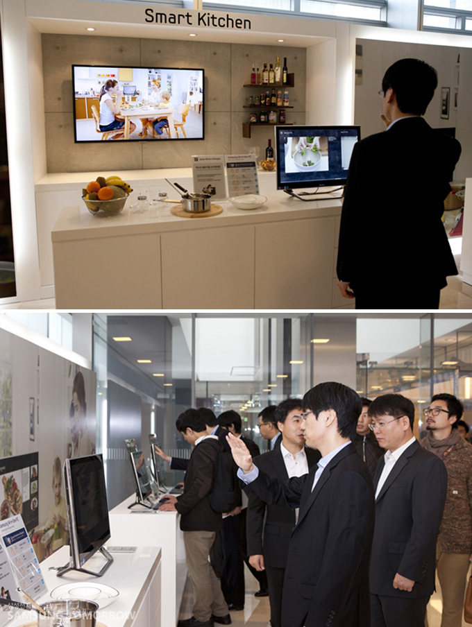 스마트 키친을 체험하는 사람들