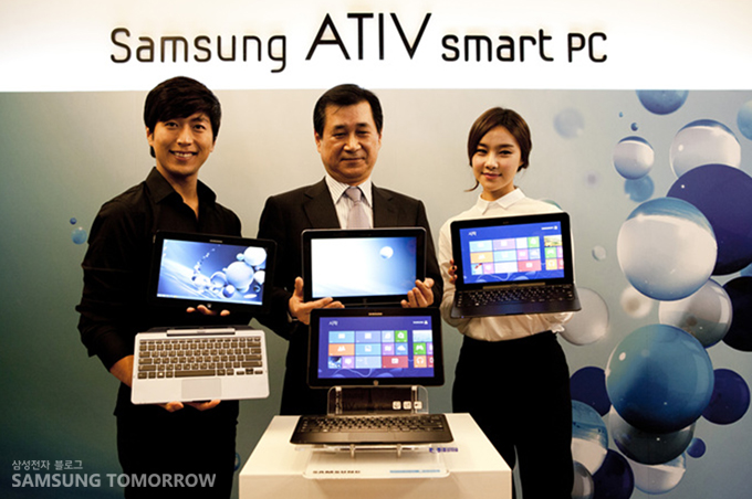 삼성전자 IT 솔루션 사업부 남성우 부사장과 모델들이 함께 하는 포토타임