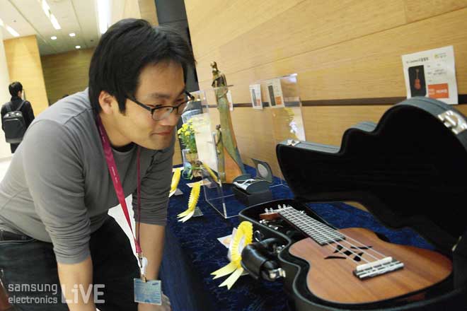 기증된 기타를 보는 남자