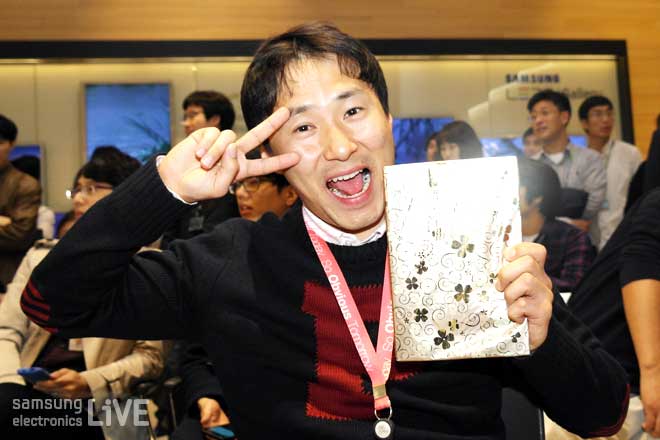 물건을 들고 브이하는 남성