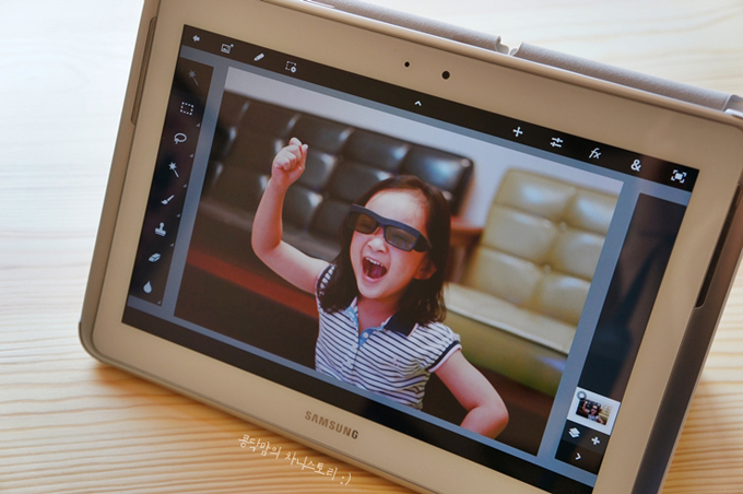 포토샵 어플에 띄워진 아이 사진