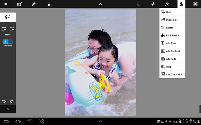 아빠와 물놀이를 하는 아이의 사진을 편집하고 있다