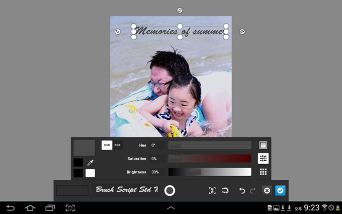 아빠와 물놀이를 하는 아이의 사진을 편집하고 있다