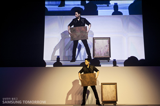  마술사 이은결가 마술을 선보이고 있다