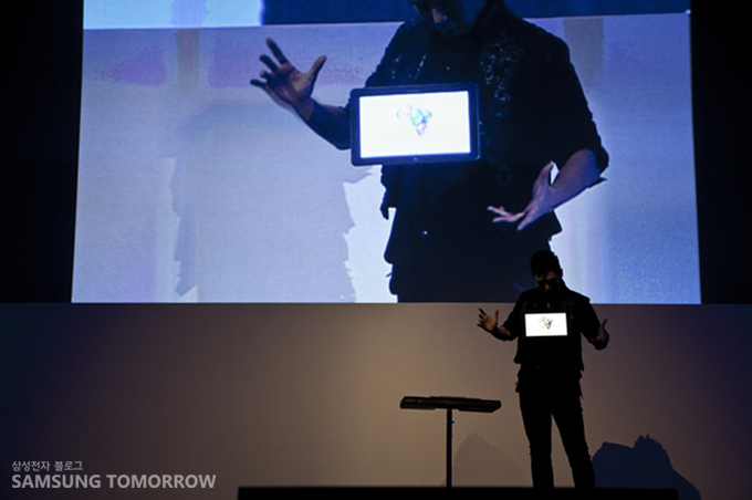  마술사 이은결이 마술을 선보이고 있다