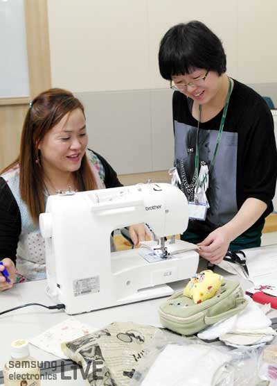 재봉틀질을 하는 사람들